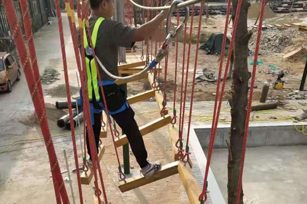 丛林穿越探险